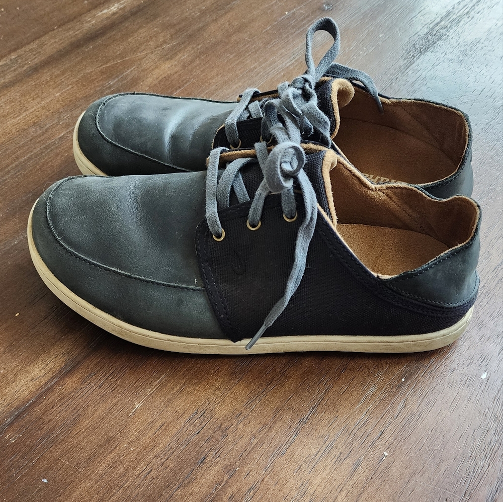 Mens size 7 Olukai shoes